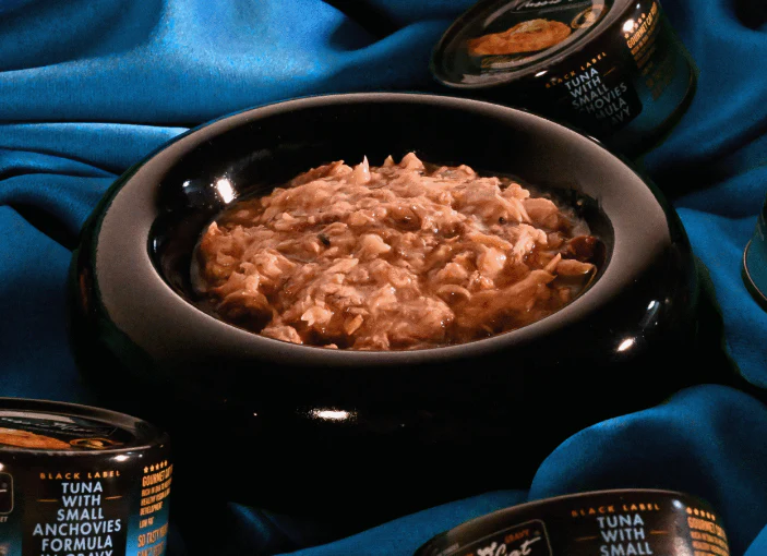 Fussie Cat Premium Black Label Tuna with Small Anchovies Formula in Gravy Recipe Canned Cat Food, 2.82oz - Image 2